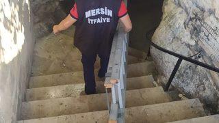 Mersin'deki Ashab-ı Kehf Mağarası'nda kayalıklara sıkışan kişiyi itfaiye kurtardı