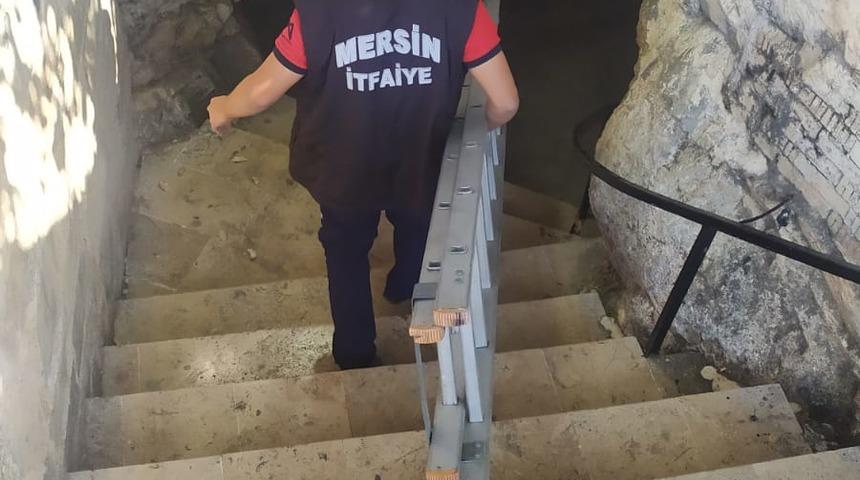 Mersin'deki Ashab-ı Kehf Mağarası'nda kayalıklara sıkışan kişiyi itfaiye kurtardı