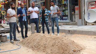 Sokak ortasındaki mezar şaşkına çevirdi! Türbe diye dua ettiler, gerçek bambaşka çıktı