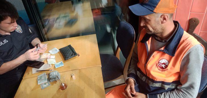 Fatih'te yolda cüzdan bulan temizlik işçisi polise teslim etti