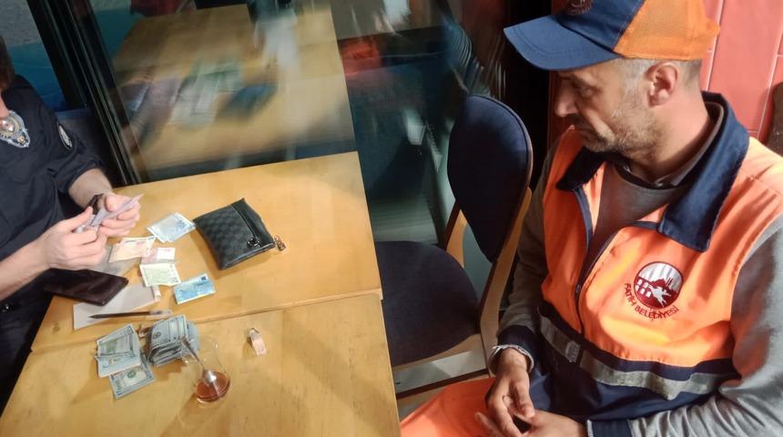 Fatih'te yolda cüzdan bulan temizlik işçisi polise teslim etti