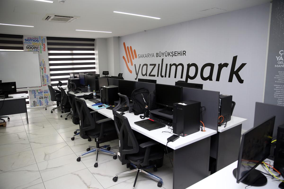 Sakarya'da gen&ccedil; yazılımcıların yetiştirileceği "Yazılımpark" hizmete a&ccedil;ıldı
