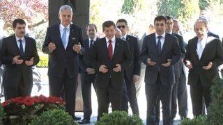 Başbakan Davutoğlu, Özal'ın mezarını ziyaret etti