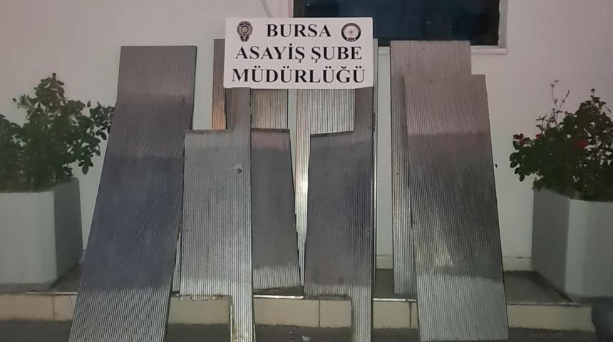 Bursa metrosundaki yürüyen merdivenlerden metal kapak hırsızlığının şüphelileri yakalandı