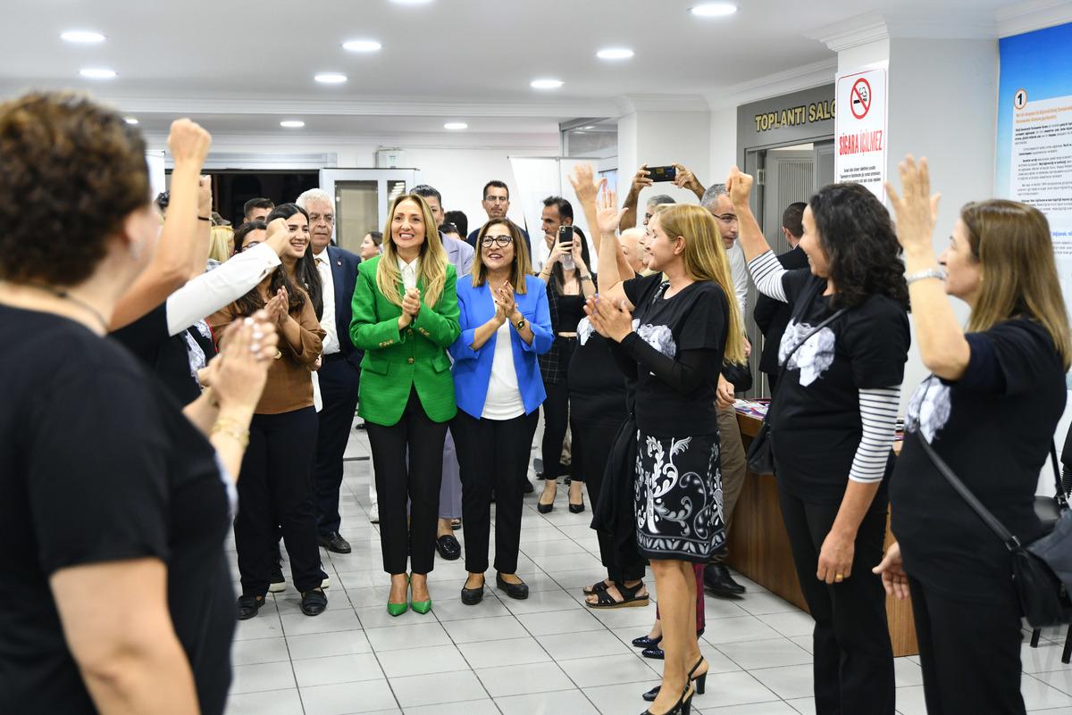 CHP'li Nazlıaka, Gaziantep'te partisinin il başkanlığını ziyaret etti