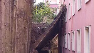 Zonguldak'ta çöken istinat duvarı apartmana zarar verdi