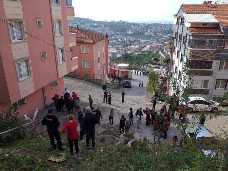 Zonguldak'ta çöken istinat duvarı apartmana zarar verdi G2
