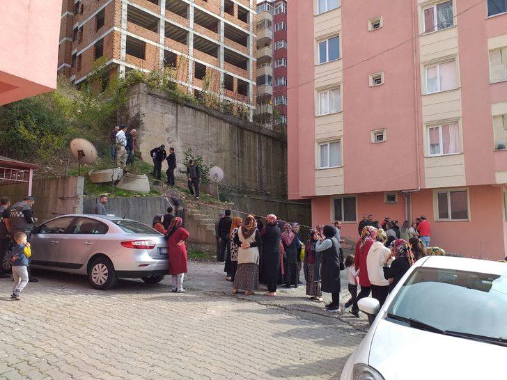 Zonguldak'ta çöken istinat duvarı apartmana zarar verdi G3