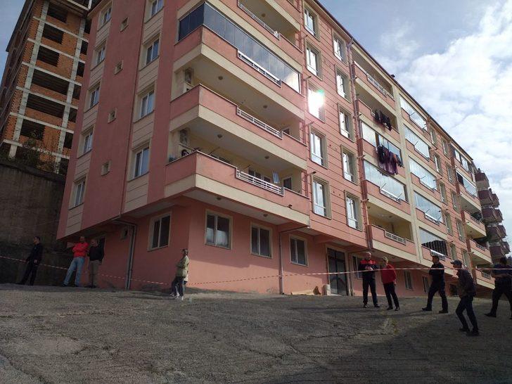 Zonguldak'ta çöken istinat duvarı apartmana zarar verdi G4