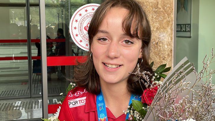 Dünya şampiyonu kick boksçu Cemren Temizel, Rize'de coşkuyla karşılandı G2