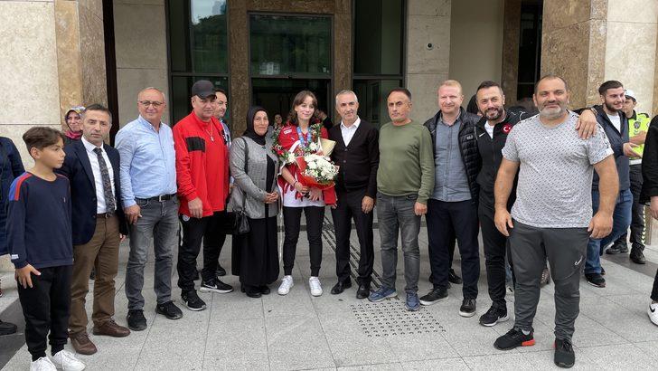 Dünya şampiyonu kick boksçu Cemren Temizel, Rize'de coşkuyla karşılandı G3