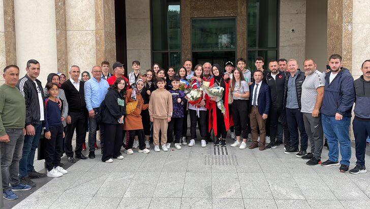 Dünya şampiyonu kick boksçu Cemren Temizel, Rize'de coşkuyla karşılandı G4