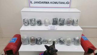 Sivas'ta yangın tüplerinin içine gizlenmiş 13 kilo 160 gram esrar ele geçirildi