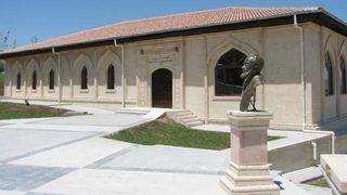 Oğlu itiraz etti, büst kaldırıldı