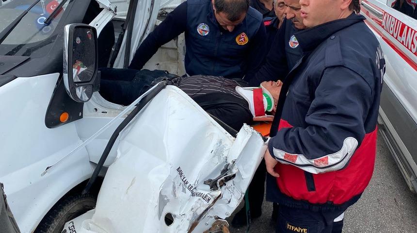 Tokat'ta kamyonla kamyonetin çarpıştığı kazada 3 kişi yaralandı