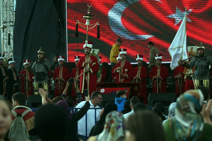 Düzce'de Jandarma, helikopterle "üzüm salkımı" gösterisi yaptı G1