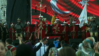 Düzce'de Jandarma, helikopterle üzüm salkımı gösterisi yaptı