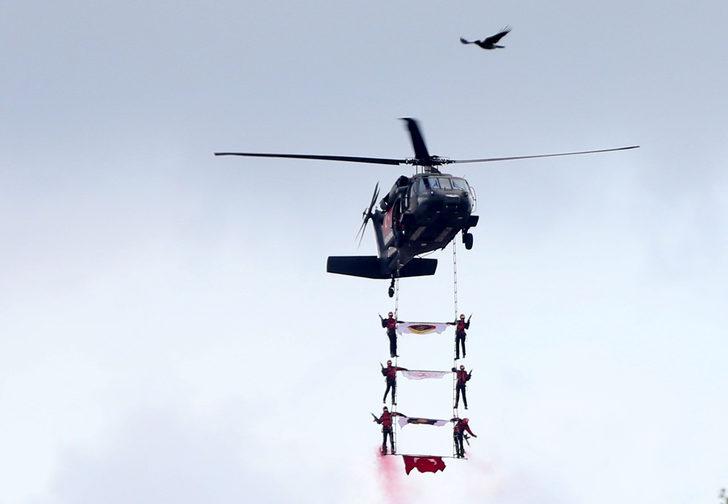 Düzce'de Jandarma, helikopterle "üzüm salkımı" gösterisi yaptı G5