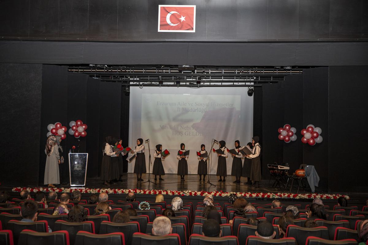 Erzurum'da koruma altındaki &ccedil;ocuklar Hz. Muhammed'i anlattı