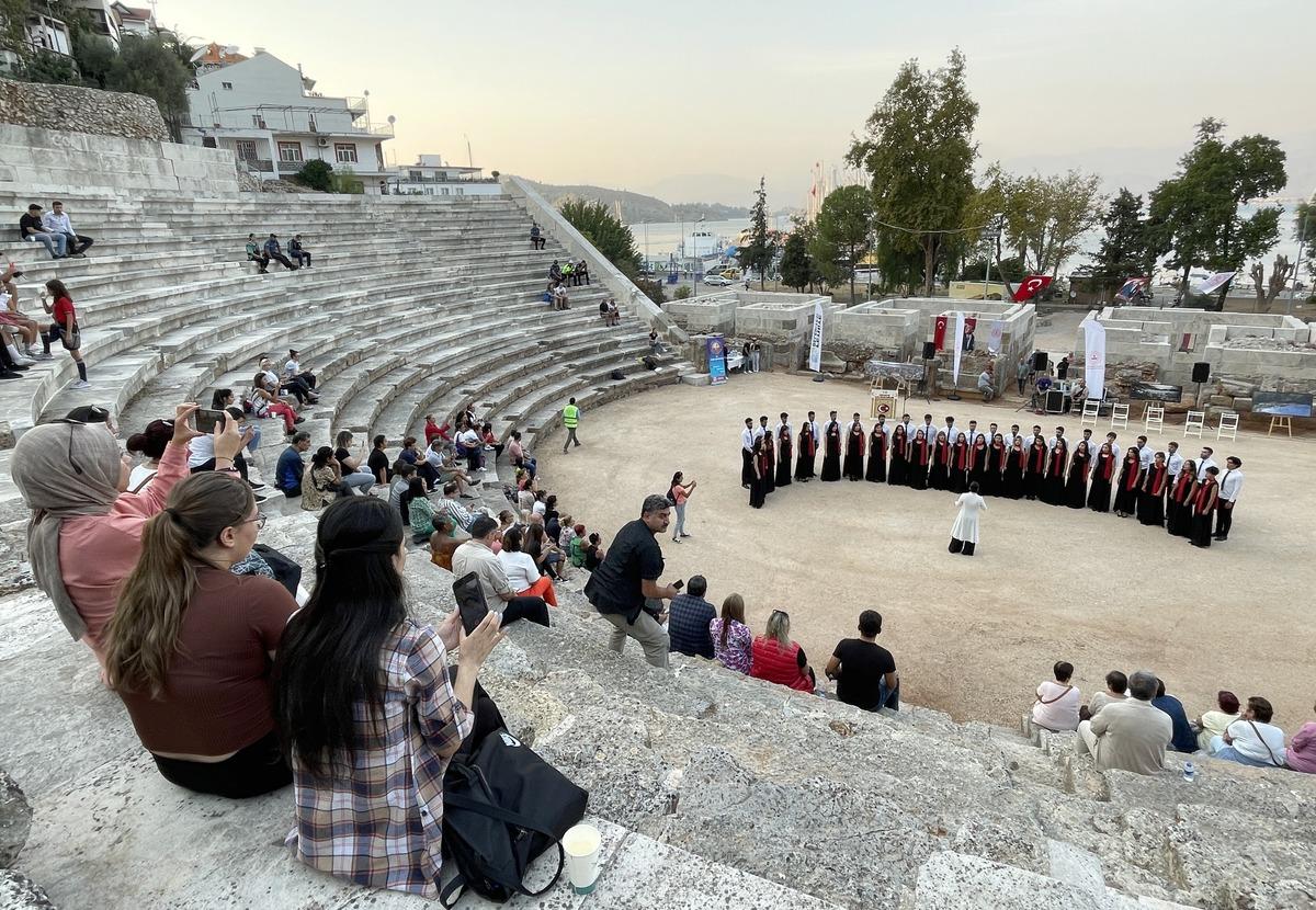 Fethiye'deki Telmessos Antik Tiyatrosu'nda konser d&uuml;zenlendi