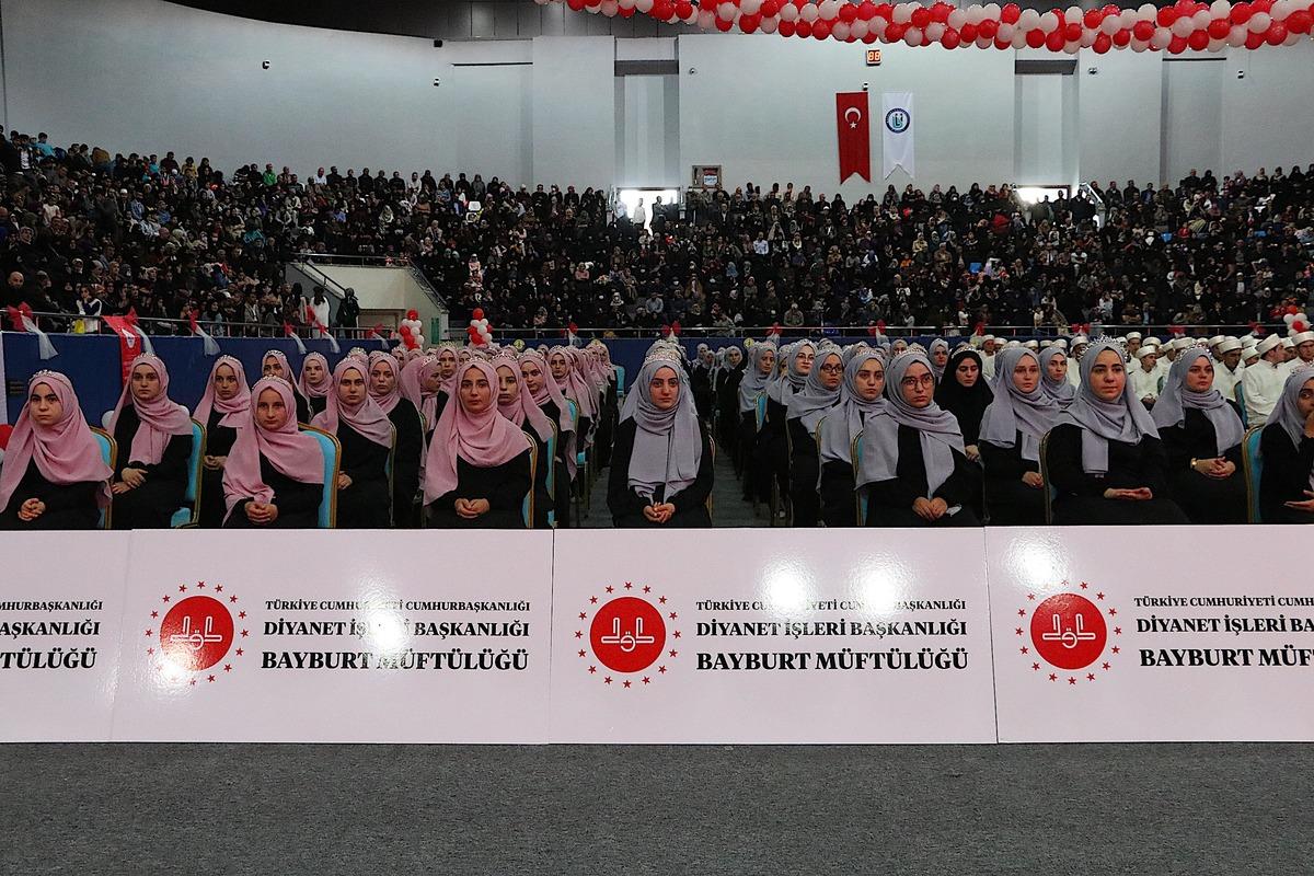 Bayburt'ta eğitimlerini tamamlayan 263 hafız icazet aldı