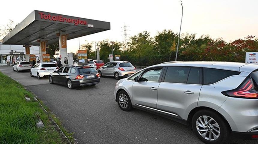 Fransa'da akaryakıt krizi büyüyor! İstasyonlarda araç kuyrukları kilometreleri buldu