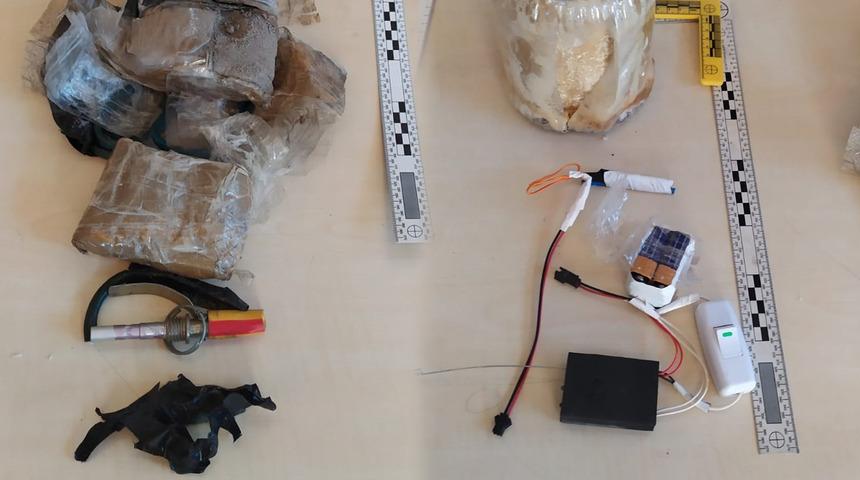 Afrin'i kana bulayacaklardı! EGM duyurdu: Bombalı düzenek ile canlı bomba yeleği ele geçirildi