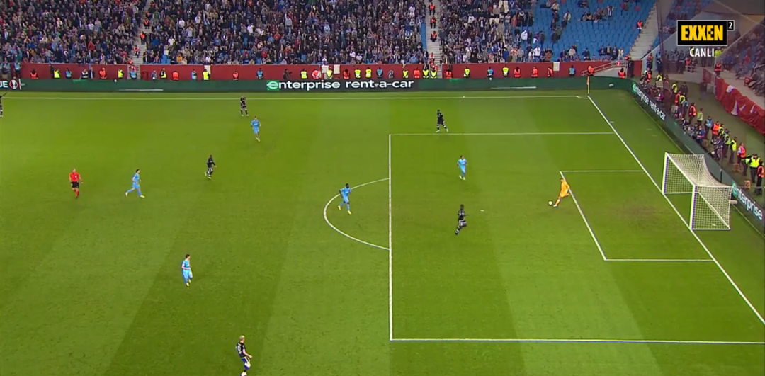 Futbol sahalarında b&ouml;ylesi zor g&ouml;r&uuml;l&uuml;r! Trabzonspor - Monaco ma&ccedil;ında Malang Sarr'ın kendi kalesine attığı golden sonra kimse kendisine gelemedi...