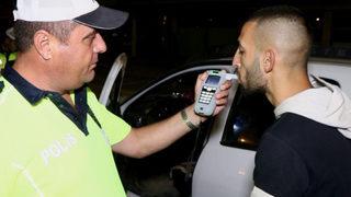 Alkollü yakalanan sürücünün pişkin halleri 'pes' dedirtti!