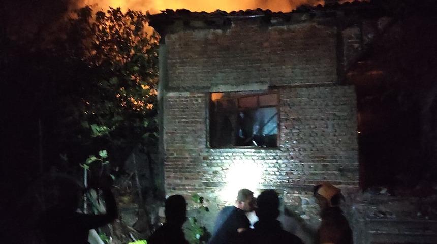 Balıkesir'de metruk binada çıkan yangın söndürüldü