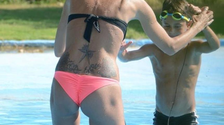 &Ccedil;ağla Şıkel'in Kıyafetine Oğlu Kuzey'den Sert M&uuml;dahale