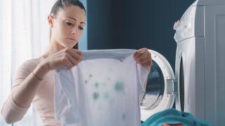 İstenmeyen lekeler kabusunuz olmasın! Kıyafetteki çamaşır suyu lekesini böyle çıkarın