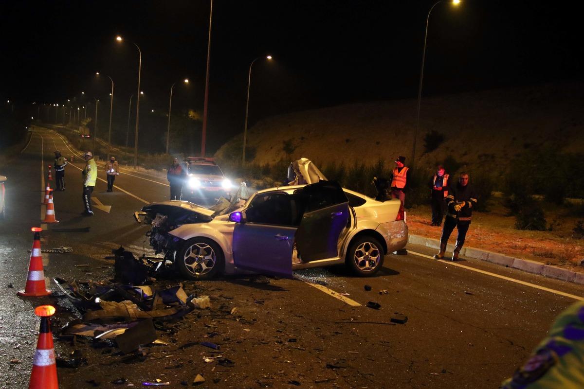 Uşak'ta otomobil ile kamyonun &ccedil;arpıştığı kazada 2 kişi &ouml;ld&uuml;, 2 kişi yaralandı