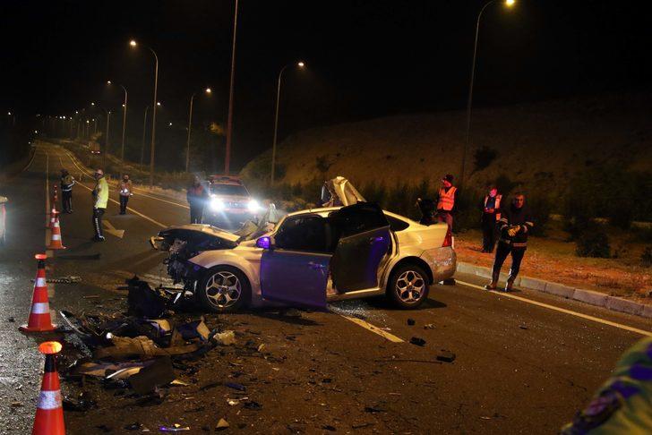 Uşak'ta otomobil ile kamyonun çarpıştığı kazada 2 kişi öldü, 2 kişi yaralandı G1