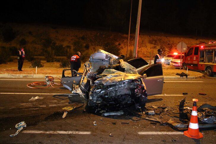 Uşak'ta otomobil ile kamyonun çarpıştığı kazada 2 kişi öldü, 2 kişi yaralandı G2