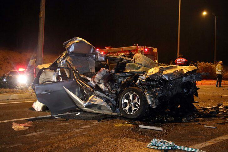 Uşak'ta otomobil ile kamyonun çarpıştığı kazada 2 kişi öldü, 2 kişi yaralandı G3