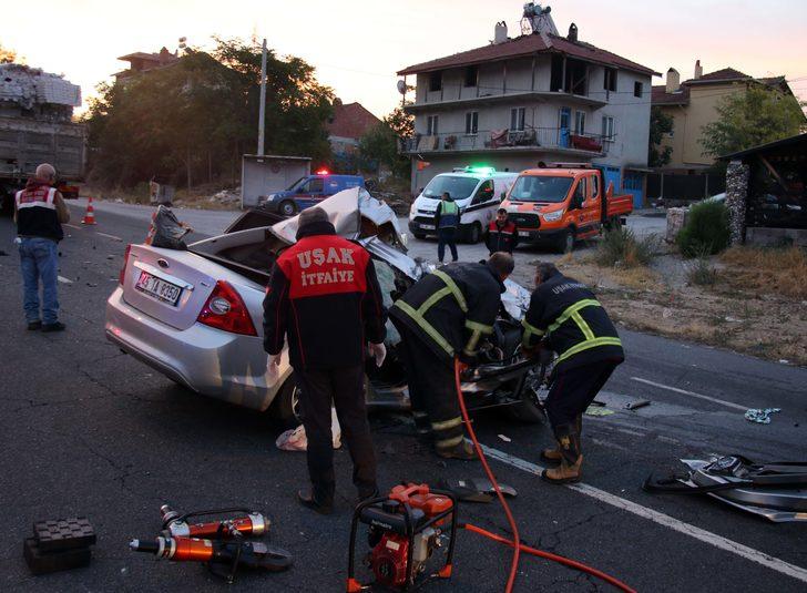 Uşak'ta otomobil ile kamyonun çarpıştığı kazada 2 kişi öldü, 2 kişi yaralandı G4