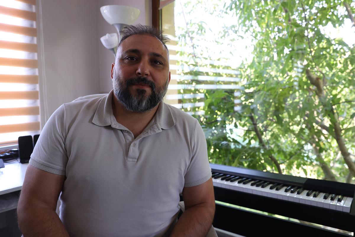 T&uuml;rk akademisyenler Katar'da Neşet Ertaş t&uuml;rk&uuml;lerini seslendirdi