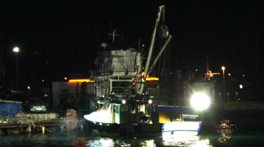 Yanan tekneyi sahil g&uuml;venlik kurtardı