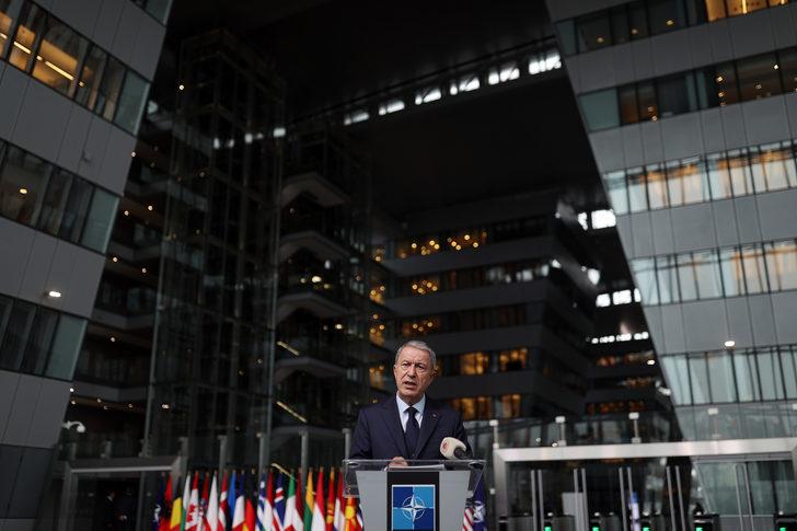 Milli Savunma Bakanı Akar, NATO Karargahı'nda gazetecilerle bir araya geldi: G3