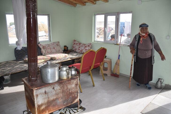 Kars'ta yaşlı çift kış öncesi hayırsever desteğiyle hayallerindeki eve kavuştu G2