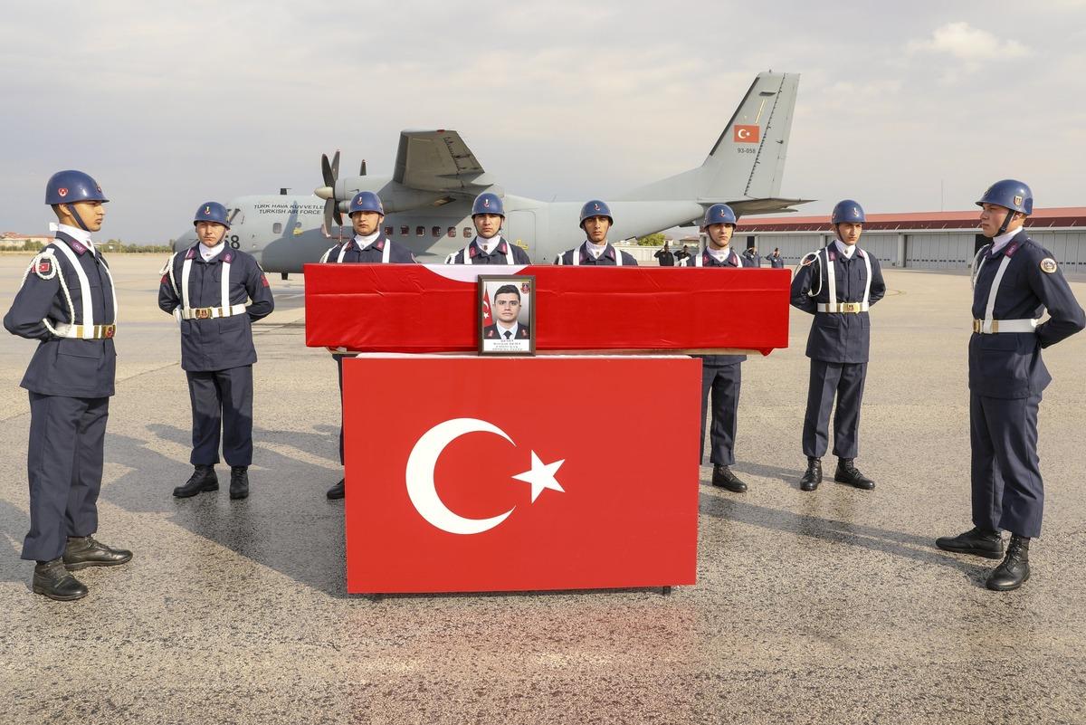 Van'da şehit olan Uzman &Ccedil;avuş K&uuml;rşat Sert'in naaşı t&ouml;renle memleketine uğurlandı