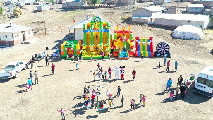 Van'da kırsaldaki çocuklar seyyar oyun parkında eğlendi G1