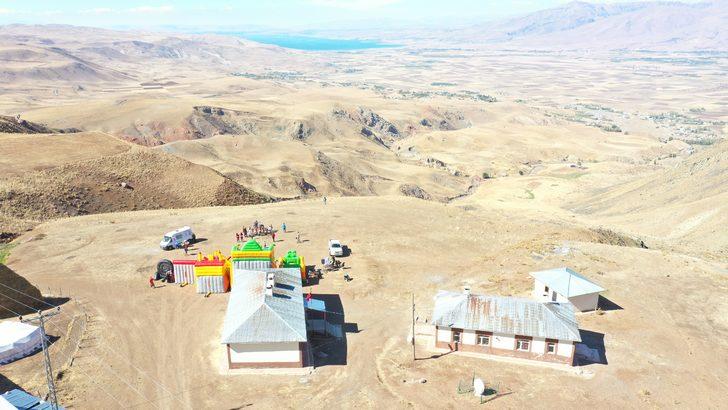 Van'da kırsaldaki çocuklar seyyar oyun parkında eğlendi G2