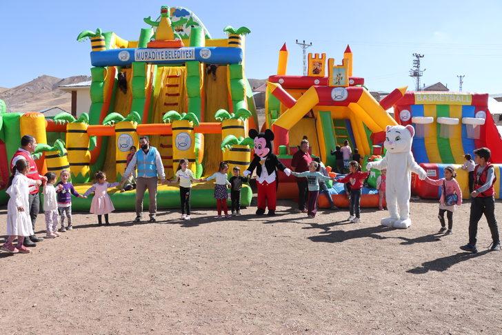 Van'da kırsaldaki çocuklar seyyar oyun parkında eğlendi G3