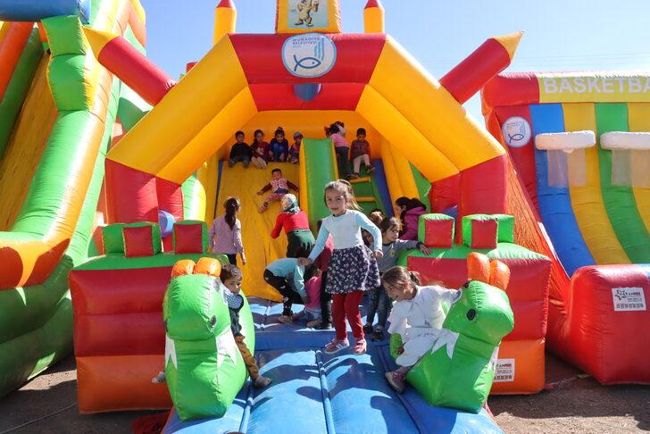 Van'da kırsaldaki çocuklar seyyar oyun parkında eğlendi G5