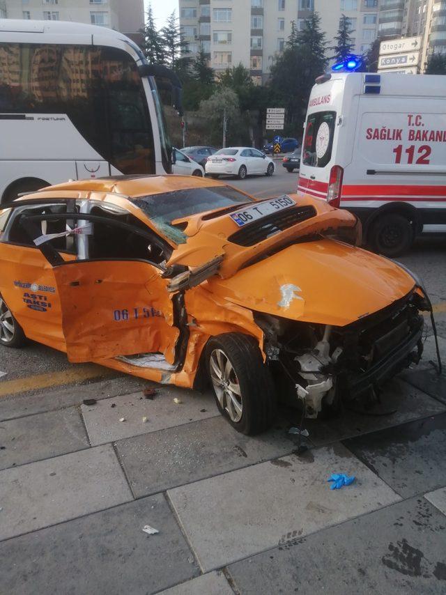 HDP milletvekillerini taşıyan minibüs ile çarpışan taksinin şoförü hayatını kaybetti