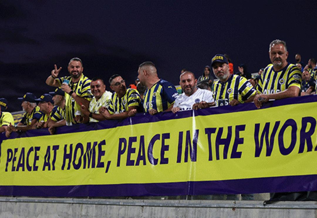 Son dakika: Rum taraftarlardan skandal pankart! Atat&uuml;rk'e b&uuml;y&uuml;k saygısızlık... Barış mesajına b&ouml;yle karşılık verdiler