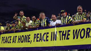 Son dakika: Rum taraftarlardan skandal pankart! Atatürk'e büyük saygısızlık... Barış mesajına böyle karşılık verdiler