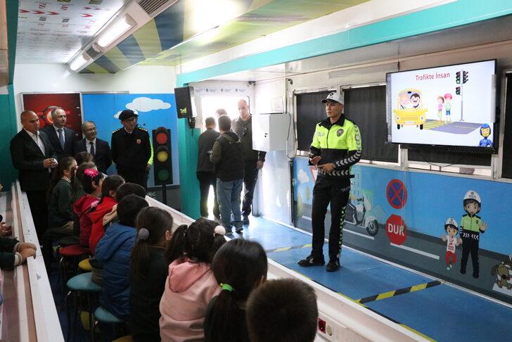 "Mobil Trafik Eğitim Tırı" Niğde'de öğrencileri bilgilendirdi G1